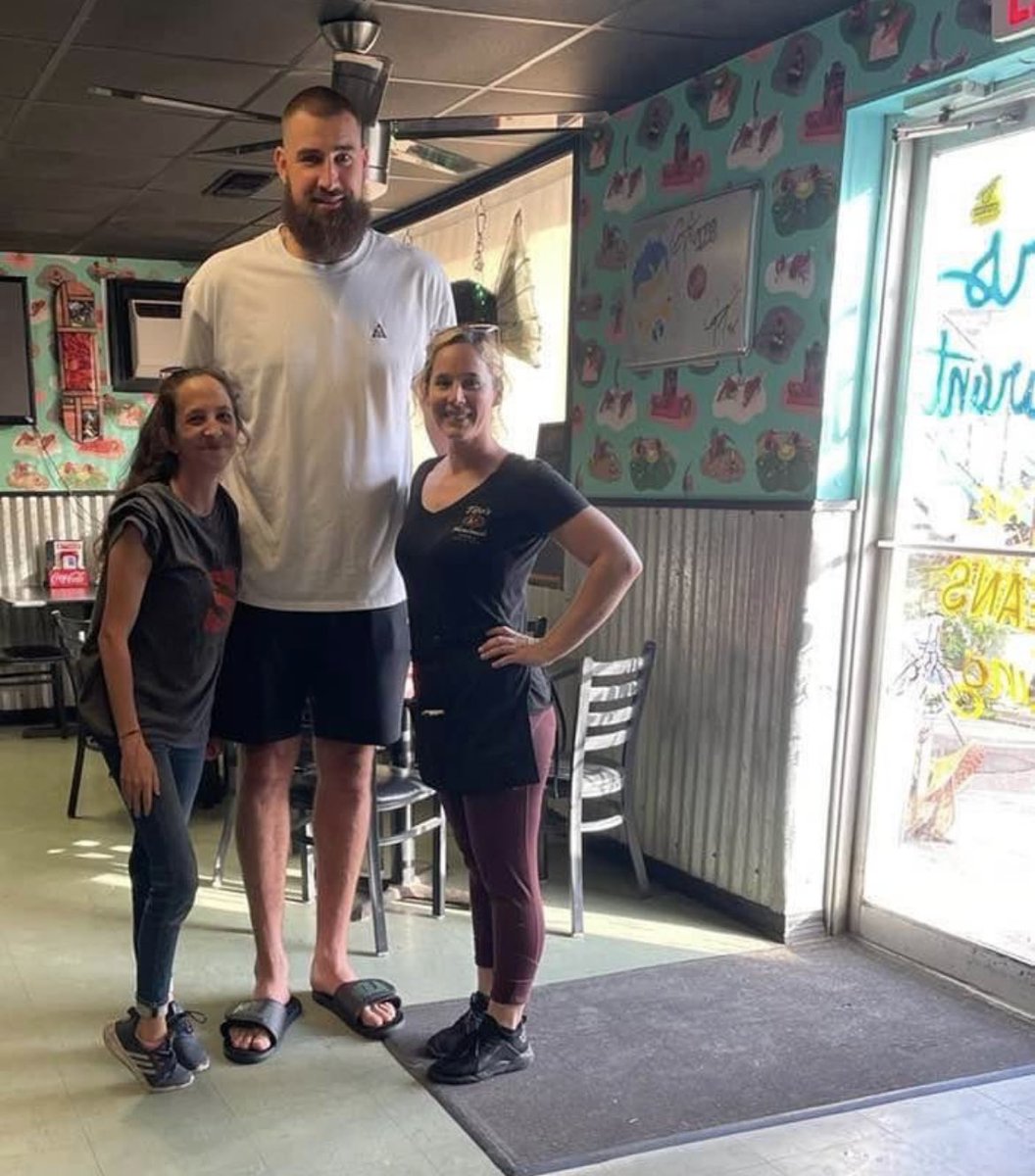 Saw this picture on Reddit of JV eating at Seither’s Seafood today in Harahan. Always been a super solid guy 💯 (via kingralek/Reddit)