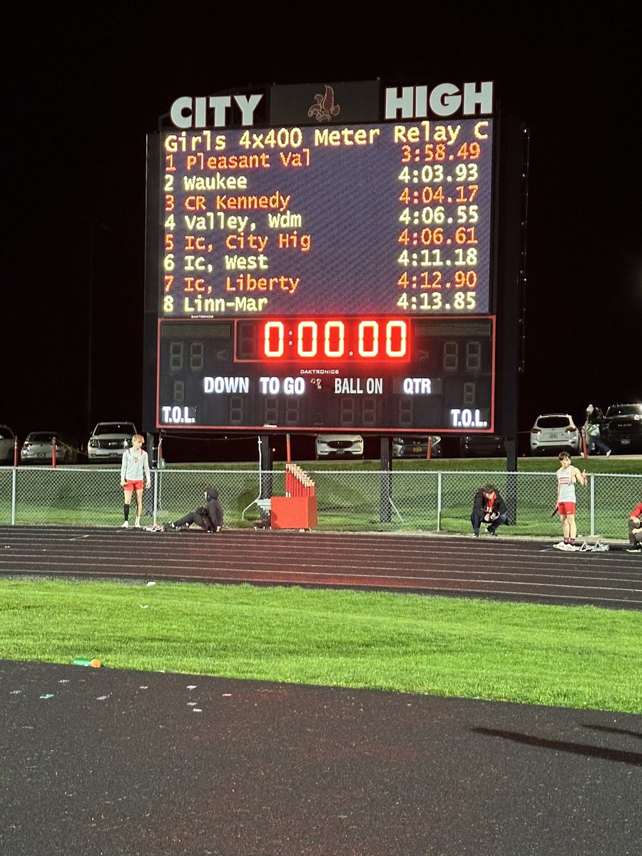 Wow!  4x400 never disappoints!  Way to go Chelsea, Natalie, Lucy, &amp; Marissa!⚡️⚡️#forwaldcolemanrelays