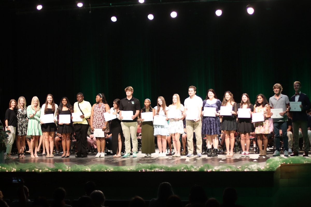 _Coach_Little's tweet photo. What a great night celebrating our VIP students, scholarship recipients, and awards tonight 💚🤍 Such a special night and always love seeing the smiling faces and the proud families!
#committotheR
@RoswellHighSch @latoya_miley @kathastuart @FultonZone5 @Counselors_RHS https://t.co/RA0kaC52IF