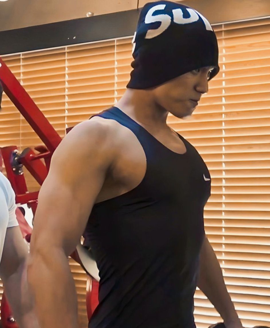 akangbejat's tweet photo. Rutinitas tiap minggu, ngajakin anak sulung buat ngegym. Badannya makin nambah bagus walaupun belum sebagus bapak. https://t.co/LNMbU0kgXM
