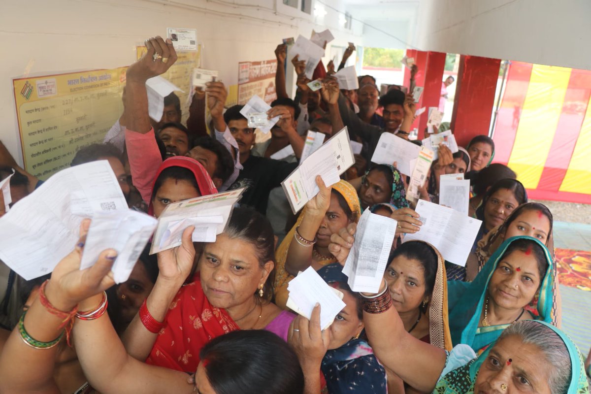 Glimpses of voters at polling stations in #MadhyaPradesh and #Chhattisgarh as India rises to vote today for the 1st phase of #GeneralElections2024. Let's Vote ! #ChunavKaParv #DeshKaGarv #IVote4Sure