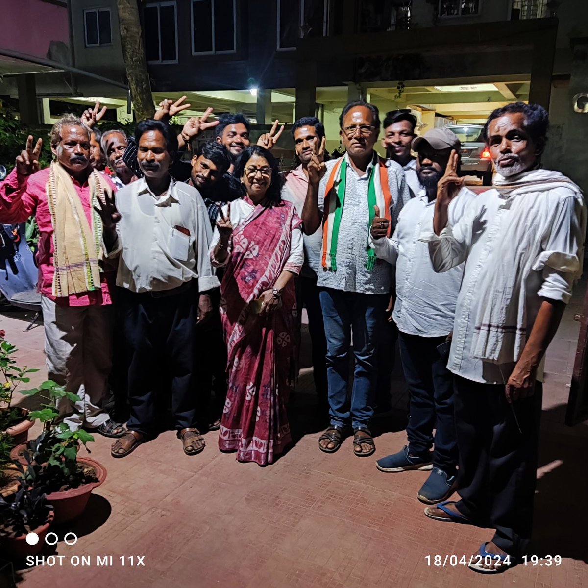Sucharita4Puri's tweet photo. ଭୁବନେଶ୍ୱର ବାସଭବନରେ ଆମ ପୁରୀ ସଂସଦୀୟ କ୍ଷେତ୍ର ଅନର୍ଗତ ଚିଲିକା ଓ ବ୍ରହ୍ମଗିରି ବିଧାନସଭା ନିର୍ବାଚନ ମଣ୍ଡଳୀରୁ ଆସିଥିବା କଂଗ୍ରେସ ଜନଙ୍କ ସହିତ କାଲି ସଂନ୍ଧ୍ୟାରେ ଦେଖା ସାକ୍ଷାତ ହେଲା l ଏହି ସରକାର ବନାମ ଜନତା ନିର୍ବାଚନରେ, ଜନନାୟକ ମା. ଶ୍ରୀ ରାହୁଲ ଗାନ୍ଧିଜୀଙ୍କର କଂଗ୍ରେସର ସିଂହ ଯୋଦ୍ଧାମାନେ ଲୋକଙ୍କ ସହିତ ରହି ସରକାରଙ୍କ ବିରୁଦ୍ଧରେ ଲଢ଼ିବାକୁ ଏବଂ ଜନତାଙ୍କ ପାଇଁ ବିଜୟ ଓ ନ୍ୟାୟ ହାସଲ କରିବାକୁ ସମ୍ପୂର୍ଣରୂପେ ପ୍ରସ୍ତୁତ ଅଛନ୍ତି l 
Jananayak @RahulGandhiJi's Babbar Shers are ready to battle the Govts, on the side of the people to end the Anyay  Kaal and secure Nyay for Janata. At our residence in Bhubaneswar last evening, I was happy meeting Congress warriors coming from Chilika and Brahmagiri Assembly segments of my Puri Parliament Constituency.