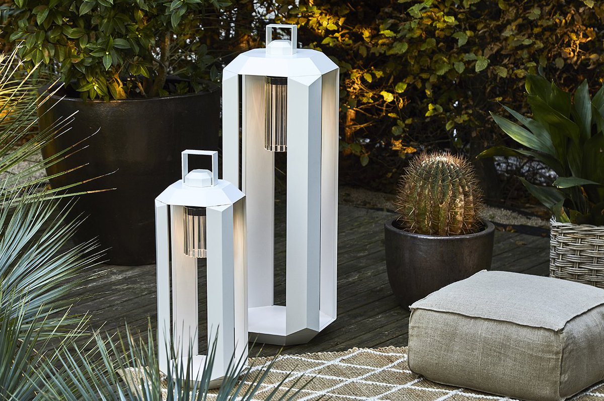 Love! RT @designmilk Add some ambiance outdoors with the help of these 10 modern outdoor lamps designed to be used under the light of the moon. ow.ly/gL1G50RcuKn