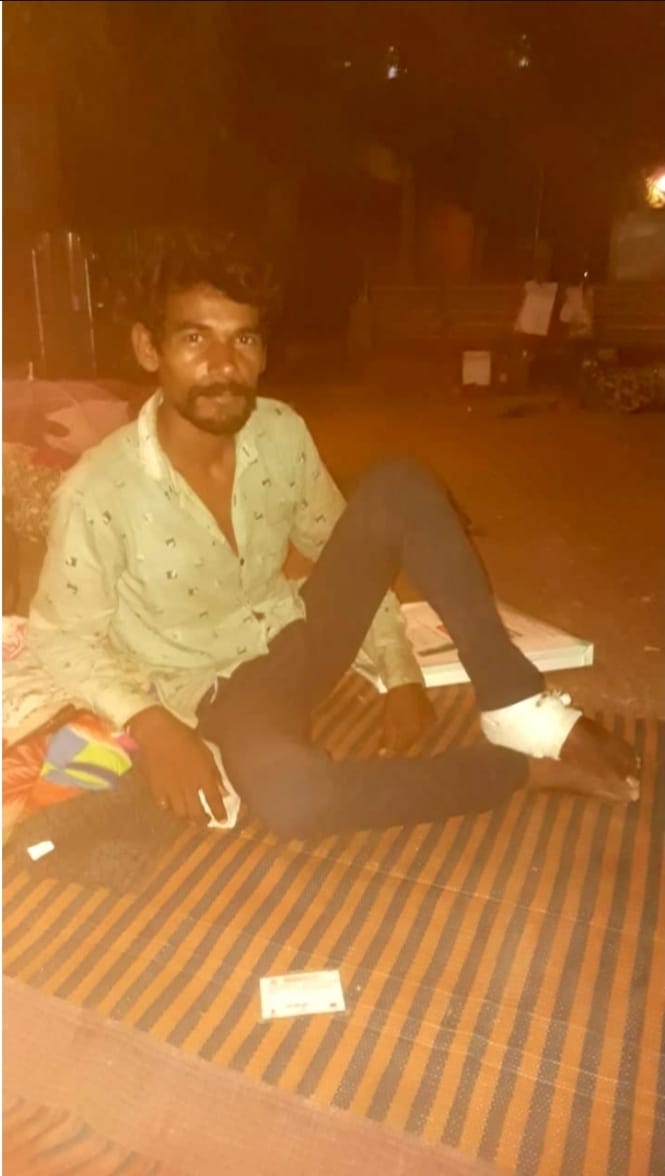 URGENT MEDICAL HELP NEEDED! Chandra Shinde requires immediate surgical attention for his severely swollen and infected leg, with pus flowing from wound. @SonuSood Sir we have hopes from you. Pls help him to get the treatment 🙏🙏 #MedicalEmergency #LegSurgery