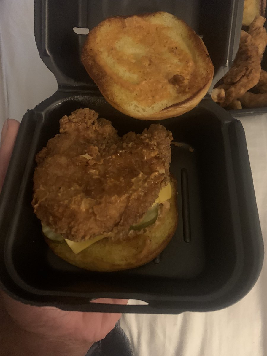 7ftwonder's tweet photo. @Zaxbys and this is why I’m never eating at your establishment again. Small wings, tenders the size of a nugget and a horrible signature club https://t.co/3uMIZa1lqv