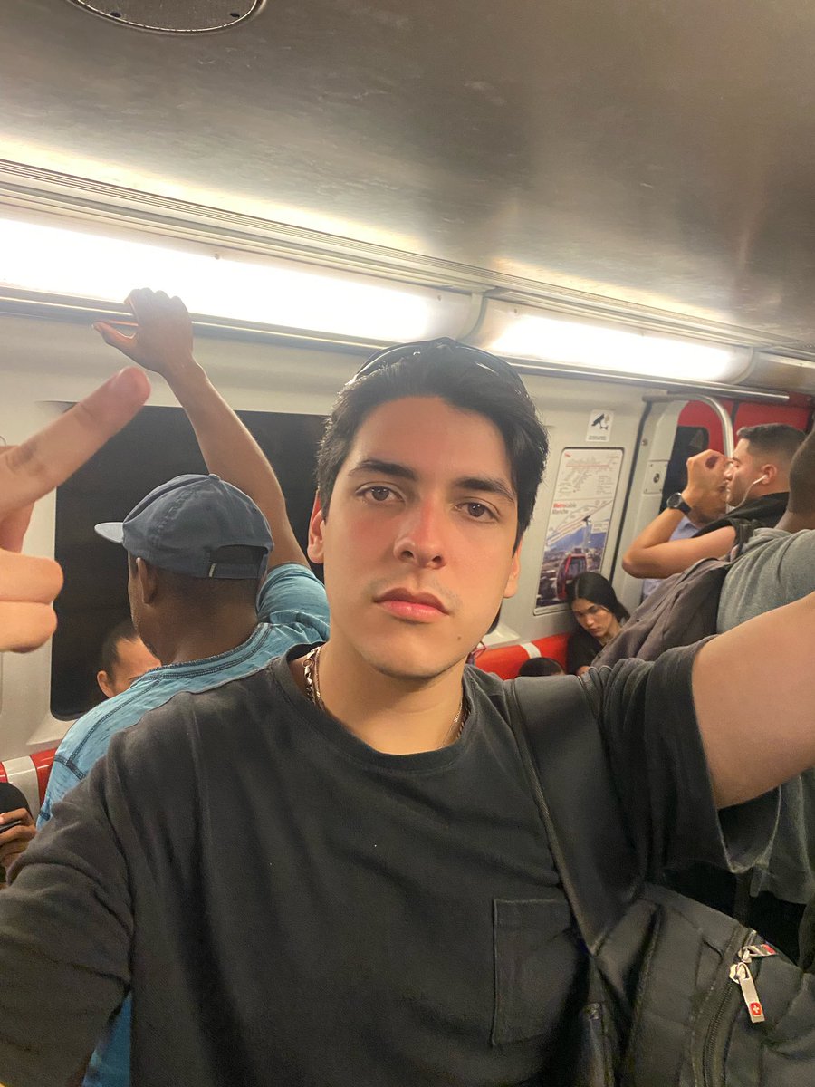 cesarrxm's tweet photo. pasando calor at the metro of caracas pero 100pre papi https://t.co/U9PMRljoO0