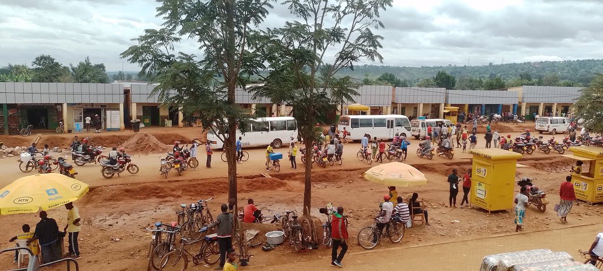 SakeSector1's tweet photo. mu Murenge wa Sake Abaturage bakomeje gukora ibikorwa byibanda cyane cyane ku isuku murwego rwo gukomeza kwitegura neza amarushanwa yateguwe na Police, aho umurenge uhize indi bawuhemba imodoka. https://t.co/rNIVQ5F9wW