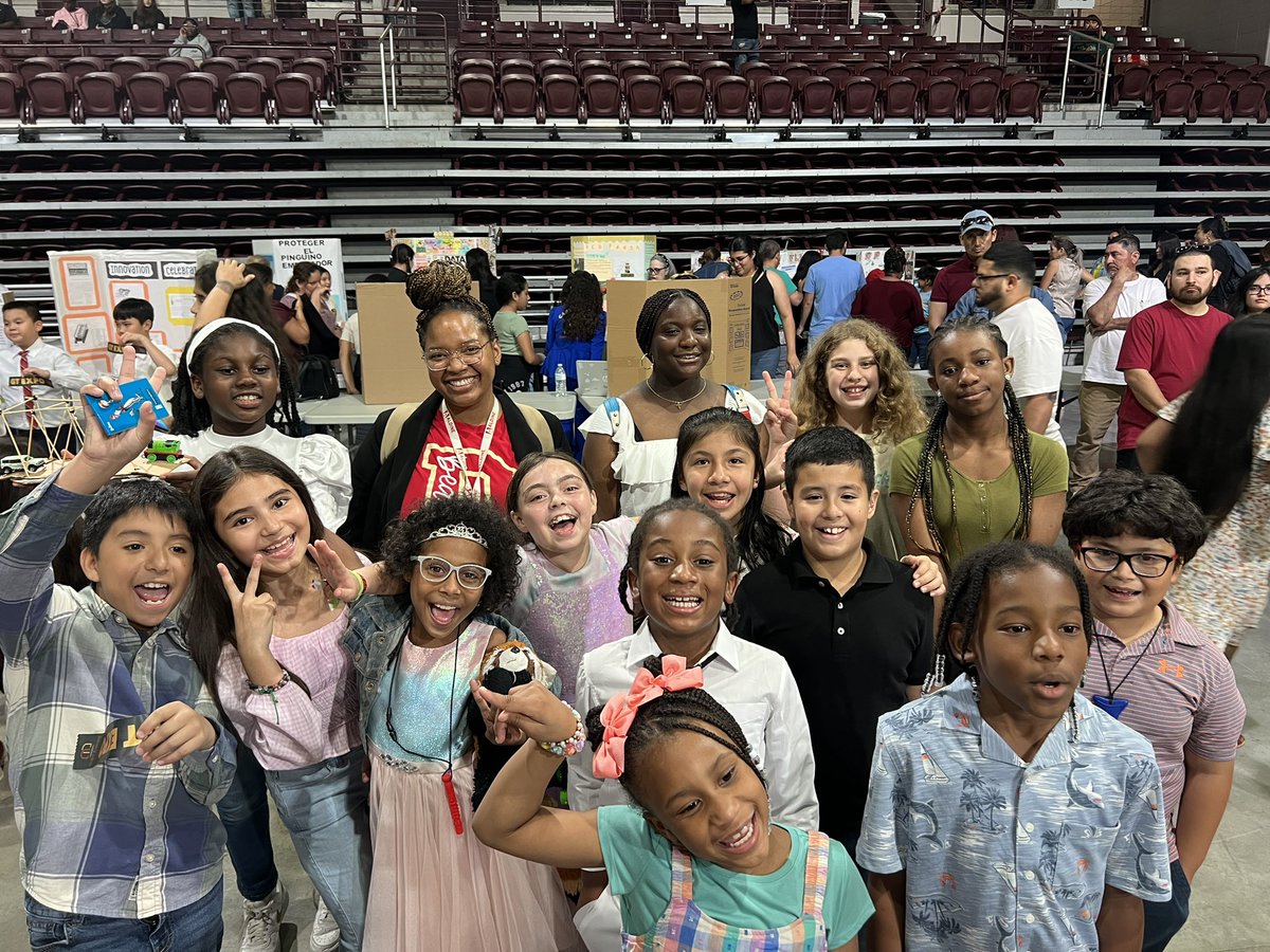 ArtishaHolmes's tweet photo. Here’s to a great group of students‼️

Thank you @_Lvbennett for preparing our students for the GT Expo ♥️ 

#TogetherWeThrive https://t.co/rfKaYy3kev