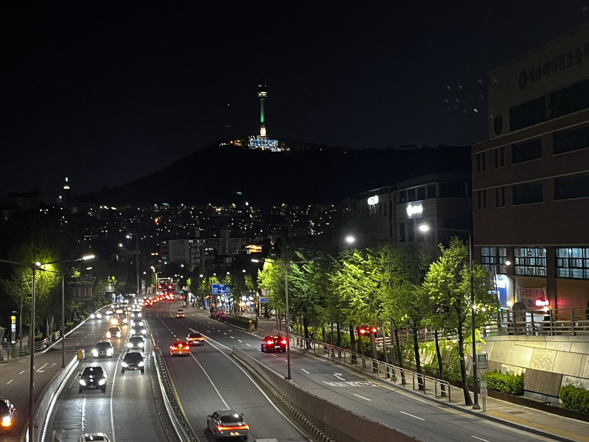 ojs_8661's tweet photo. Told the girls that we should try to find some good local food to try while we’re staying near Itaewon, to which they obliged… until they say the Golden Arches. The bulgogi burger was dope tho. Anyway here’s Seoul tower https://t.co/o3CYrwjWv5