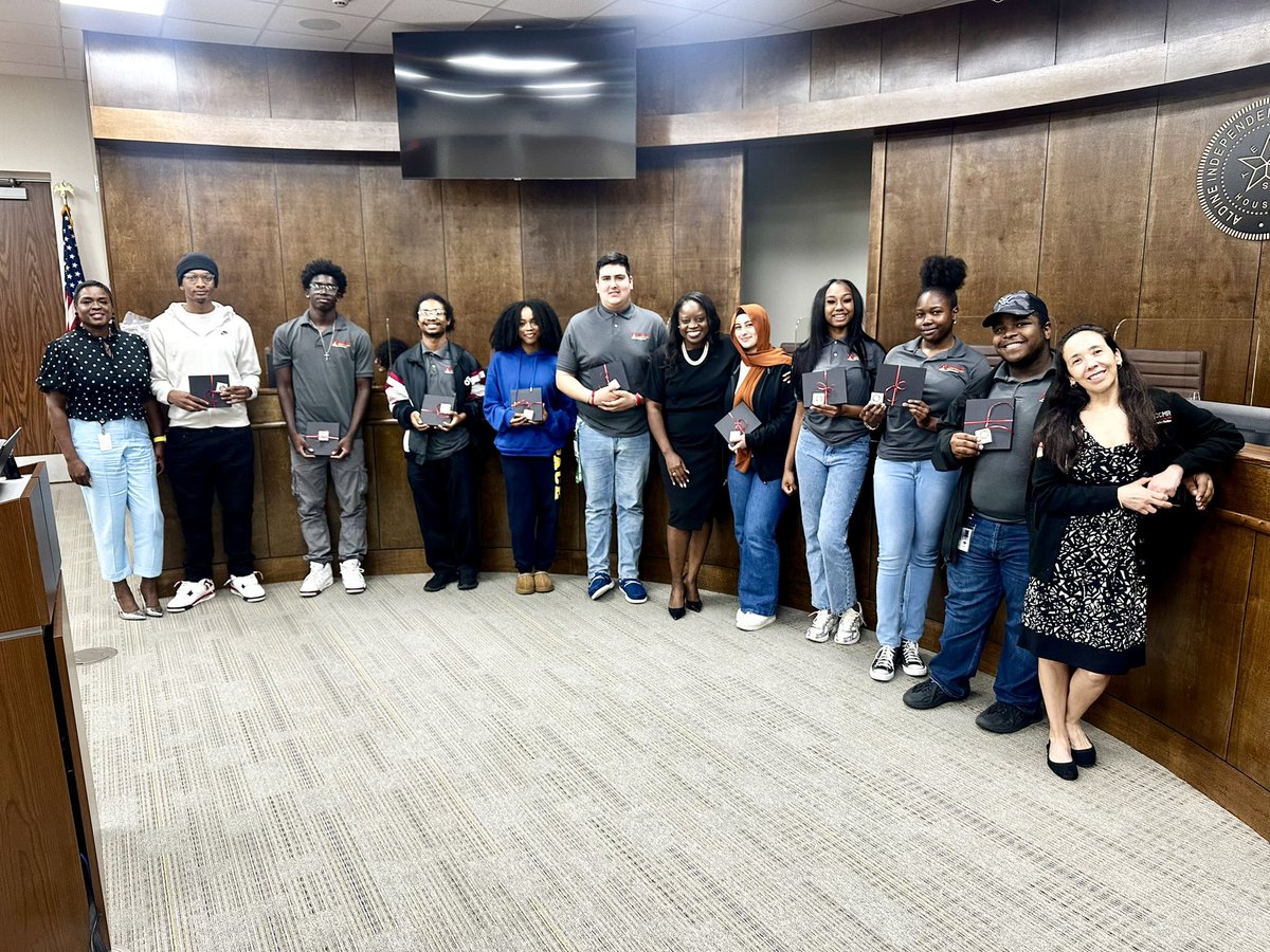 Today was the final meeting of the year for #myAldine Superintendent Ambassadors! I have loved the time I have spent with these outstanding @AldineISD student leaders. My final gift to our seniors was Atomic Habits by @JamesClear! My students are going to impact the world!