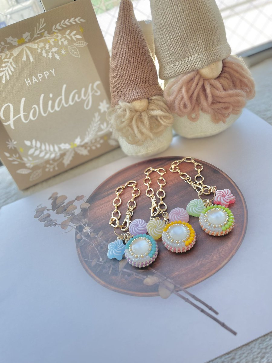 19870121ai's tweet photo. くるみボタンをベースにビーズ刺繍🪡をしてキーホルダー、ヘアゴムなど制作しています♡ハンドメイド作家として活動してます♡少しずつですが、購入していただけるようになりましたぁ╰(*´︶`*)╯もし興味のある方は、Instagramの方へお越し下さい♡#くるみボタン #ハンドメイド #ビーズ刺繍 https://t.co/wyMrR0PVe8