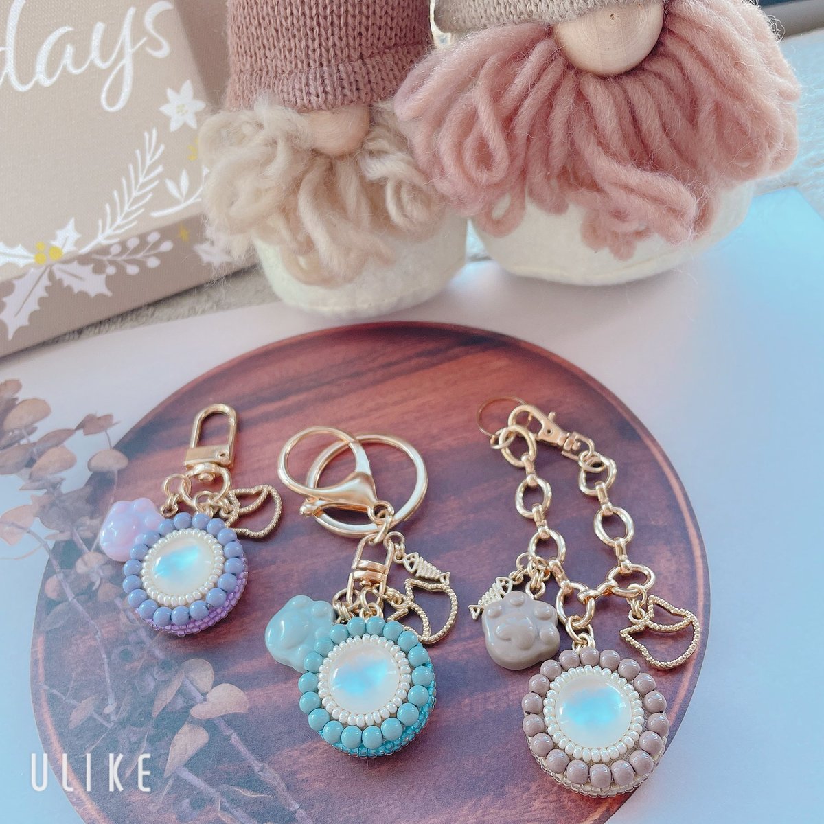 19870121ai's tweet photo. くるみボタンをベースにビーズ刺繍🪡をしてキーホルダー、ヘアゴムなど制作しています♡ハンドメイド作家として活動してます♡少しずつですが、購入していただけるようになりましたぁ╰(*´︶`*)╯もし興味のある方は、Instagramの方へお越し下さい♡#くるみボタン #ハンドメイド #ビーズ刺繍 https://t.co/wyMrR0PVe8