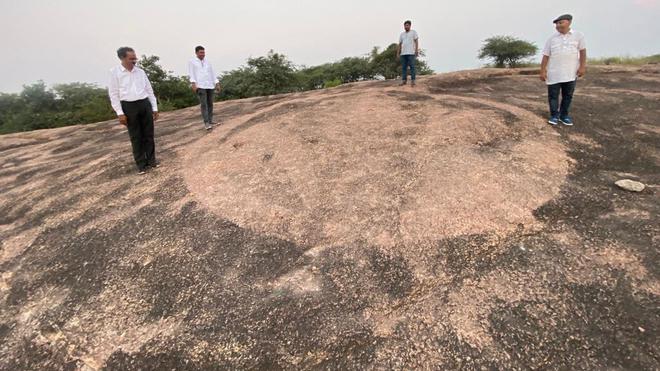 The 3,000-year-old (as declared but it can be way older) 'Perfect-Circle' discovered in Mudichu Thalapalli of Medchal-Malkajgiri district, Telangana. 

The geoglyph features :
1. Etched on a low-lying granitoid hillock
2. Features a perfect circular shape.
3. A 30-centimeter-wide…