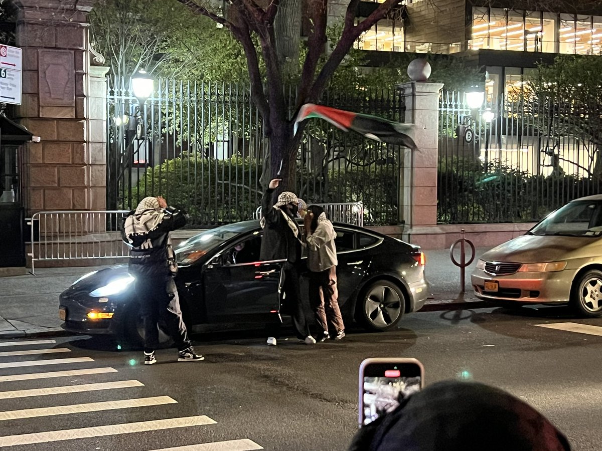 datainput's tweet image. 5/
Pro-Palestinian demonstrators with @WOLPalestine in support of the “Gaza Solidarity Encampment“
just north of West 116th Street and Broadway outside Columbia University, Manhattan, Thursday, April 18, 2024

#CeasefireNOW #FoodNOW #nyc