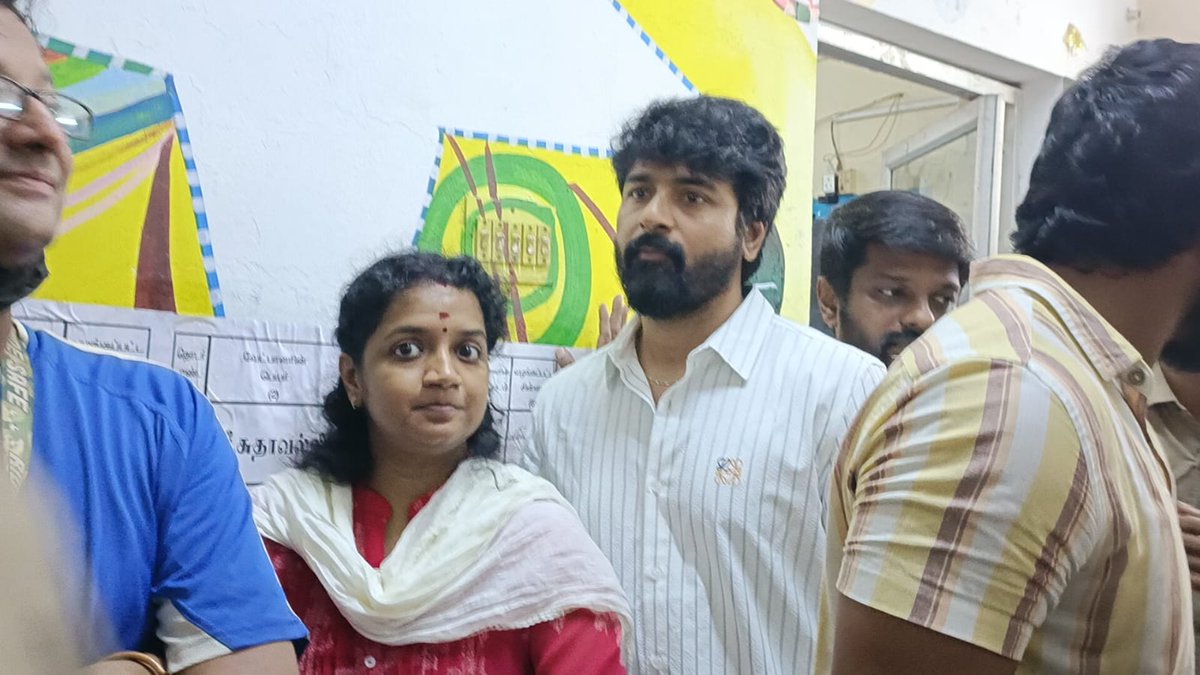 ibctamilmedia's tweet photo. வரிசையில் நின்று வாக்களித்த நடிகர் சிவகார்த்திகேயன்
#LokSabhaElection2024 | #ElectionWithIBCTamil | #Sivakarthikeyan https://t.co/ZBJYpzoD0F