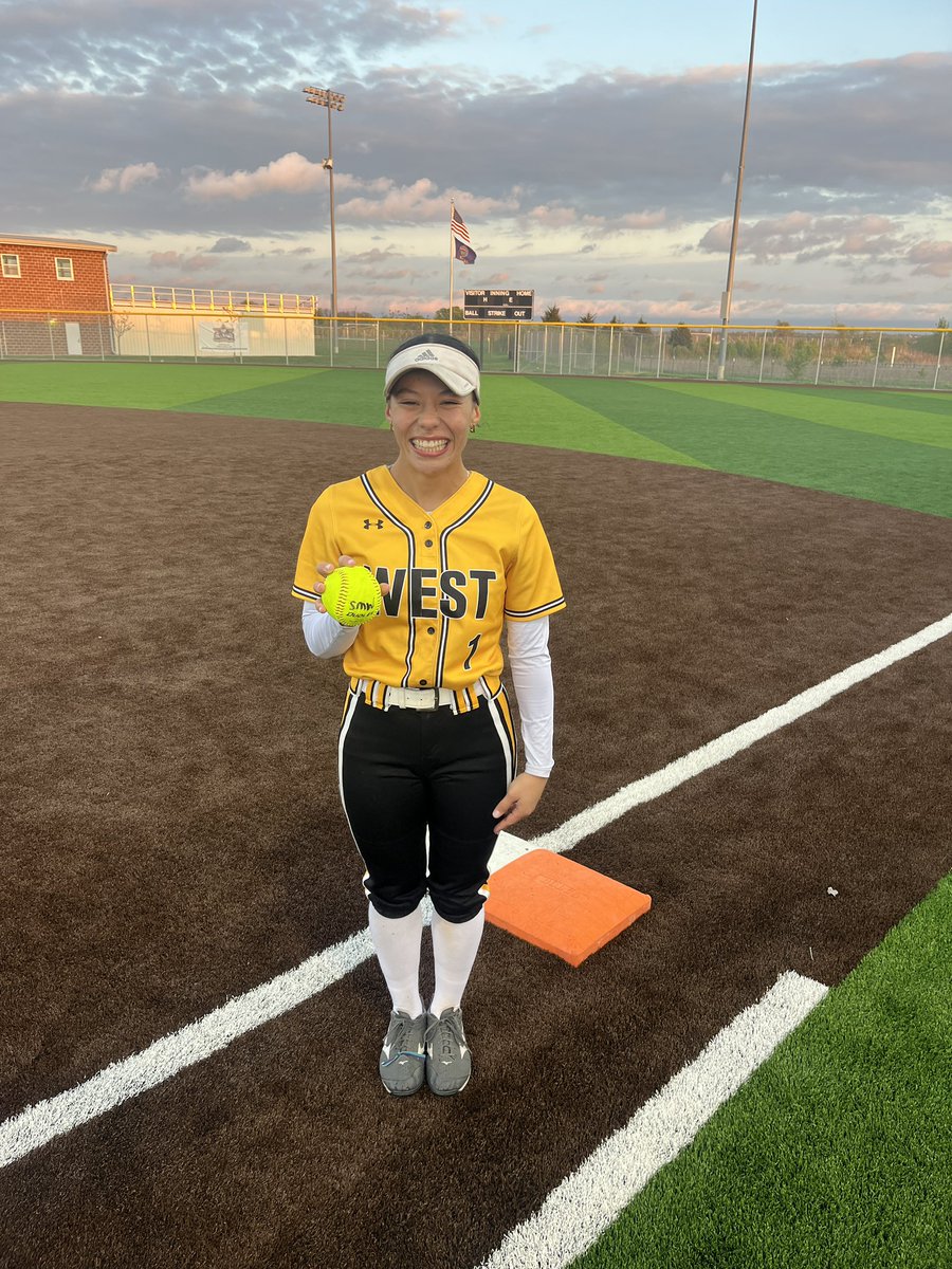 SMWSoftball's tweet photo. These two came out swinging tonight proud of the progress and we will keep on working. 
Ella Weber 3 for 3 , 1 💣 2 singles 1 RBI 
Maddie Tanner with a big 3 run 💣 https://t.co/o2B10CaXE5