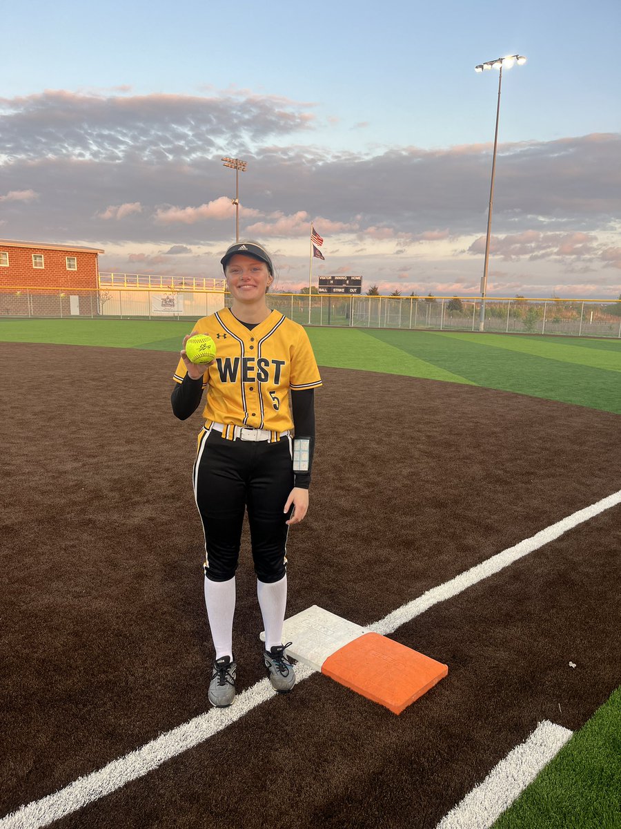 SMWSoftball's tweet photo. These two came out swinging tonight proud of the progress and we will keep on working. 
Ella Weber 3 for 3 , 1 💣 2 singles 1 RBI 
Maddie Tanner with a big 3 run 💣 https://t.co/o2B10CaXE5