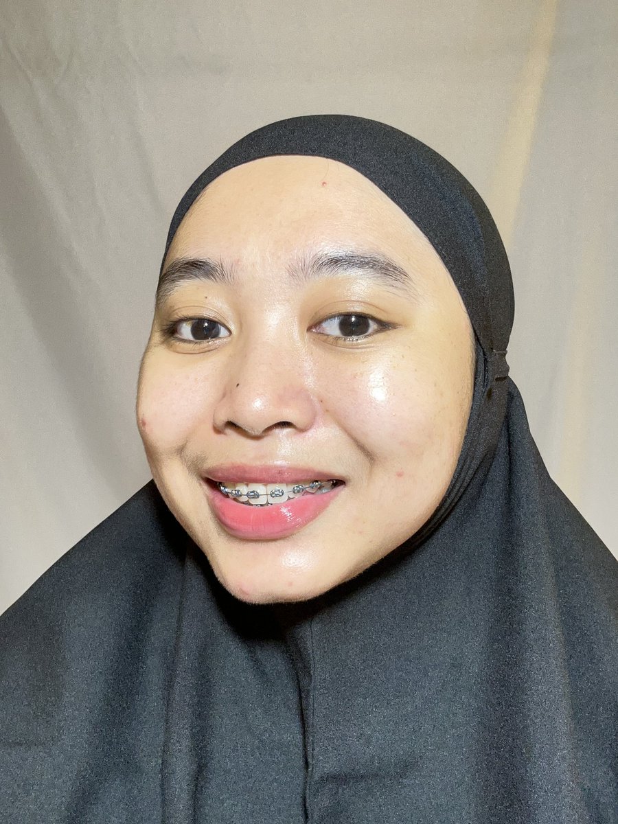 arstyarchive's tweet photo. SILATURAHMI MALAH DIBIKIN FOKUS SAMA KULIT WAJAH? 

Pengen sungkem banget sama moisturizer ini, karena lebaranku jadi lebih ✨glowing✨ dan bikin orang salfok. Padahal 2 minggu sebelumnya mukaku bener2 parah.

#racuninskincare #arreview https://t.co/jKELuXu3Jw