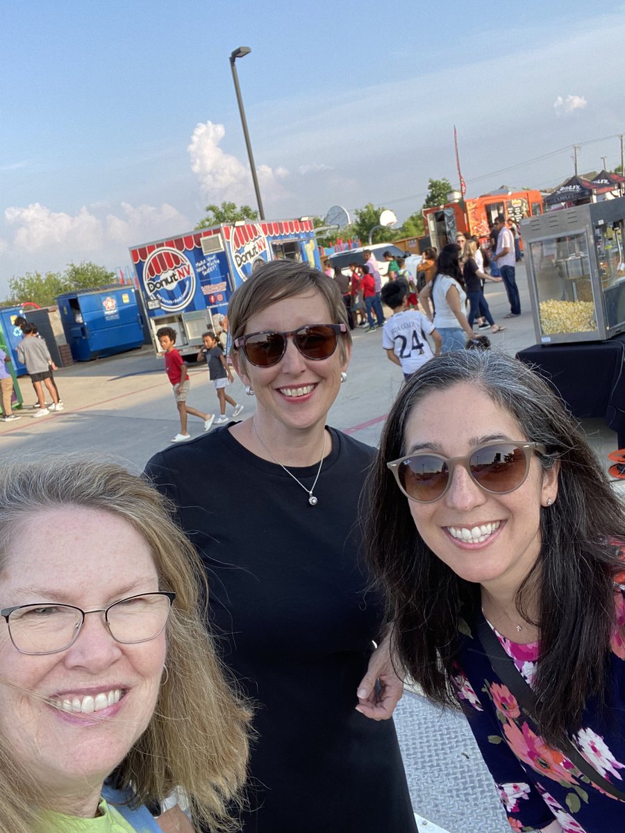 MsNielsenTeach's tweet photo. Happy Birthday Lee Elementary!! @NetZeroLee  Enjoyed the celebration! 
#RJLyear10 #RJ10ve 
@rikki_mun @MsScott365 https://t.co/g7CcEGXBkD