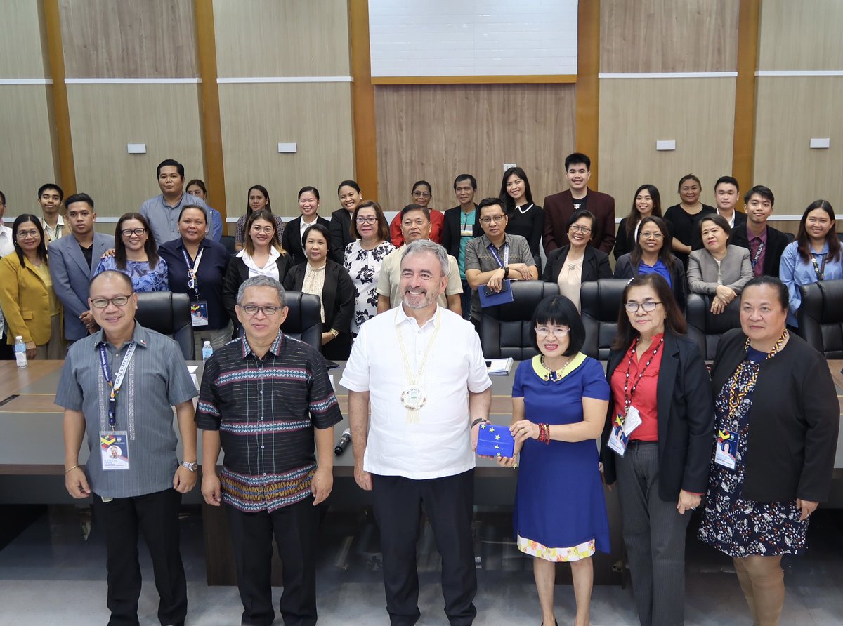 Engaging dialogue with the #Capiz State University community on EU-PH collaborations in education!💡I was glad to share about exchange opportunities through #ErasmusPlus, #HorizonEU, and #EHEF. 📚🇪🇺🇵🇭 📸 CAPSU Public Information Office