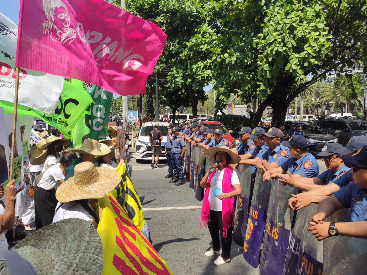 @fdc_phils Flora Santos of Oriang demands #DebtJustice as the IMF-WB hold #SpringMeetings2024. Debt service for unsustainable debts reduces spending for social services, adversely affecting women.
#CanceltheDebt