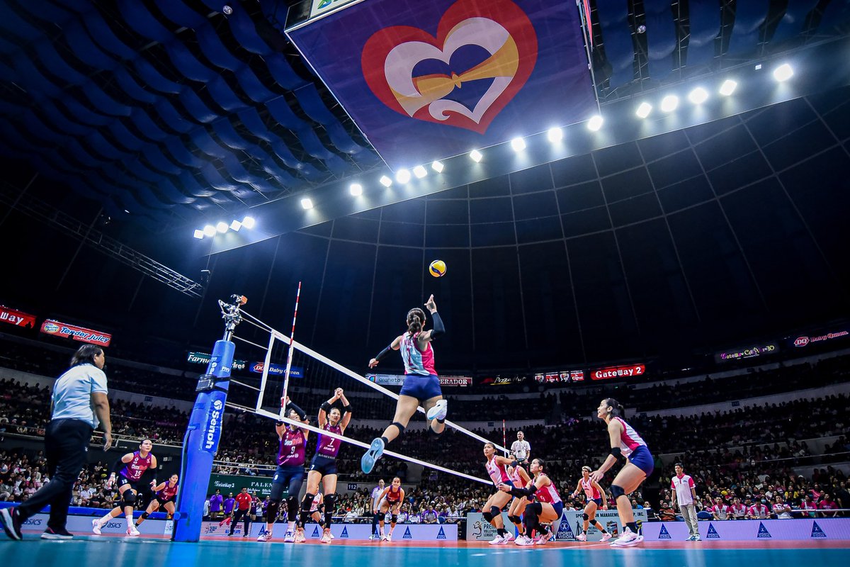 HIGH-FLYING PHENOM 💗🦅

All eyes were on Alyssa Valdez in this epic shot as she helped Creamline overcome the Choco Mucho Flying Titans to strengthen the Cool Smashers' chances at a proper title defense!

#PVL2024 #TheHeartofVolleyball

📸 PVL