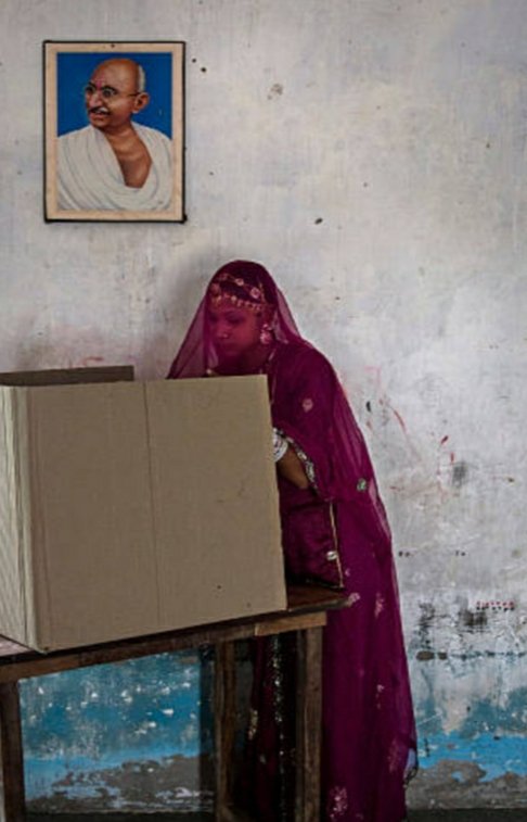 घूंघट की ओट में वोट....!!

#Village #थार_रेगिस्तान 
#LokSabhaElections #Rajasthan