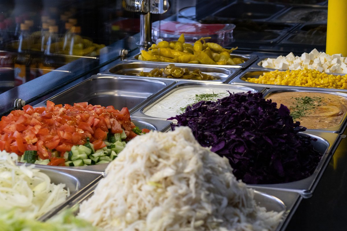 A recent analysis by a team of @IHT_Deakin @DHE_Deakin researchers indicates that healthy retail policies in public hospital settings have the potential to improve dietary behaviours among hospital staff and visitors. Read here for more bit.ly/4aMgkgc