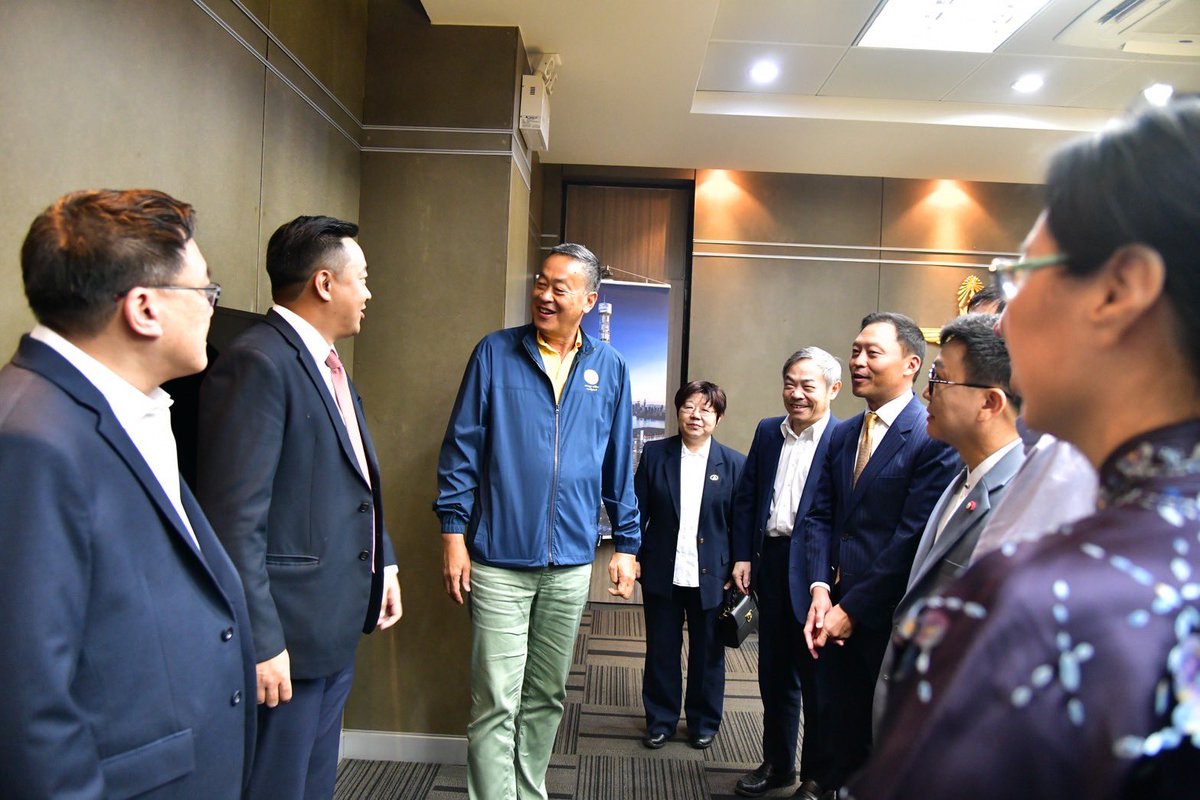 Thavisin's tweet photo. การส่งเสริมการลงทุนจากภาคเอกชนเป็นปัจจัยสำคัญในการกระตุ้นเศรษฐกิจประเทศ สร้างรายได้ให้พี่น้องประชาชนครับ

ก่อนเดินทางลงพื้นที่ จ.ภูเก็ต ผมจึงพบกับกลุ่มบริษัทตะวันออกกลาง และจีน​​ EMAAR Group, Broad Group และ Vatone Group ซึ่ง EMAAR เป็นหนึ่งในกลุ่มบริษัท Real Estate Developer ที่ใหญ่ที่สุดในโลก ผู้สร้างตึก Burj Khalifa ซึ่งมีเทคโนโลยีสมัยใหม่ในการสร้างตึกแบบ Non-Concrete ที่ใช้โครงสร้างแสตนเลสแทน และมีแผนที่จะนำเอาเทคโนโลยีดังกล่าวมาสร้างตึกที่สูงที่สุดในโลกในประเทศไทย ที่จะสามารถรองรับห้างสรรพสินค้าขนาดใหญ่ อาคารสำนักงาน ศูนย์กลางทางการเงิน โรงแรม และศูนย์บันเทิงครบวงจร ซึ่งจะสร้างมูลค่าการลงทุน และดึงดูดนักท่องเที่ยวได้เป็นอย่างมาก จาก "แหล่งท่องเที่ยวใหม่แบบ man-made" โดยทางกลุ่มบริษัทฯ​ จะศึกษาความเป็นไปได้ในการลงทุน เพื่อ���สนอแผนอย่างเป็นรูปธรรมต่อไปครับ