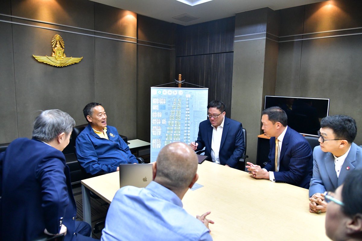 Thavisin's tweet photo. การส่งเสริมการลงทุนจากภาคเอกชนเป็นปัจจัยสำคัญในการกระตุ้นเศรษฐกิจประเทศ สร้างรายได้ให้พี่น้องประชาชนครับ

ก่อนเดินทางลงพื้นที่ จ.ภูเก็ต ผมจึงพบกับกลุ่มบริษัทตะวันออกกลาง และจีน​​ EMAAR Group, Broad Group และ Vatone Group ซึ่ง EMAAR เป็นหนึ่งในกลุ่มบริษัท Real Estate Developer ที่ใหญ่ที่สุดในโลก ผู้สร้างตึก Burj Khalifa ซึ่งมีเทคโนโลยีสมัยใหม่ในการสร้างตึกแบบ Non-Concrete ที่ใช้โครงสร้างแสตนเลสแทน และมีแผนที่จะนำเอาเทคโนโลยีดังกล่าวมาสร้างตึกที่สูงที่สุดในโลกในประเทศไทย ที่จะสามารถรองรับห้างสรรพสินค้าขนาดใหญ่ อาคารสำนักงาน ศูนย์กลางทางการเงิน โรงแรม และศูนย์บันเทิงครบวงจร ซึ่งจะสร้างมูลค่าการลงทุน และดึงดูดนักท่องเที่ยวได้เป็นอย่างมาก จาก "แหล่งท่องเที่ยวใหม่แบบ man-made" โดยทางกลุ่มบริษัทฯ​ จะศึกษาความเป็นไปได้ในการลงทุน เพื่อ���สนอแผนอย่างเป็นรูปธรรมต่อไปครับ