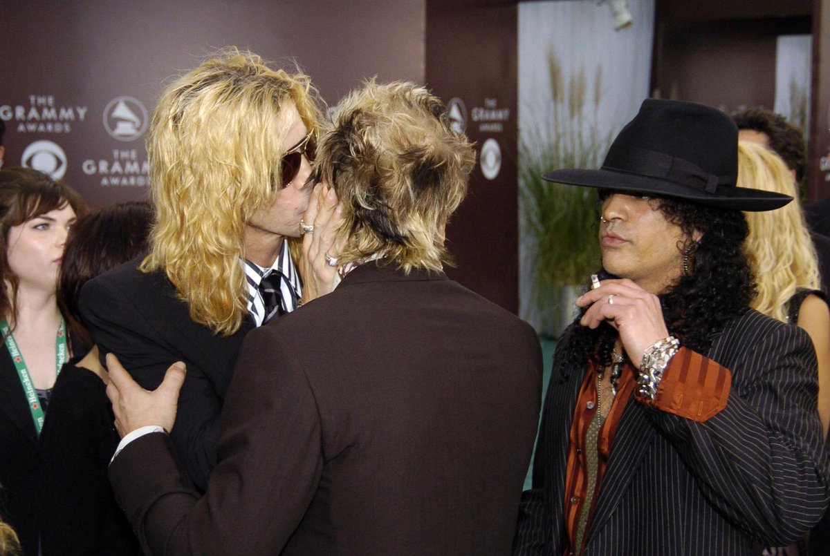 slashworldarg's tweet photo. #slashoutofcontext
Que trio!!! @Slash observando, la demostración de cariño de @DuffMcKagan hacía @mattsorum 😀
🤘🎩🌎
#slash #outofcontext #vr #velvetrevolver #picoftheday https://t.co/z0D2SZ2JG6