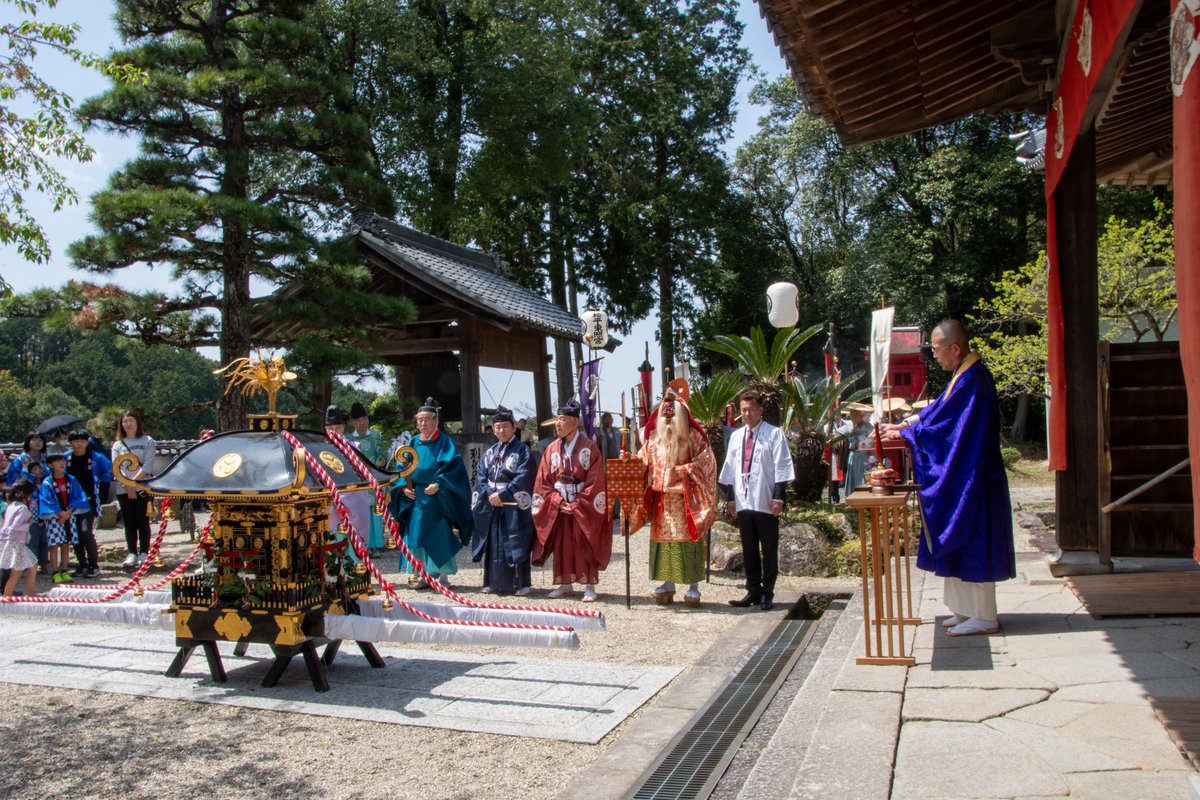 先週の今日はこちらへ、は豊田市にある #松平東照宮 で行われた #松平権現祭 に行ってきました。徳川家康が生まれたときに産湯に使った井戸のお水を取るお水取り神事や、手筒花火、例大祭の様子を拝見してきました。