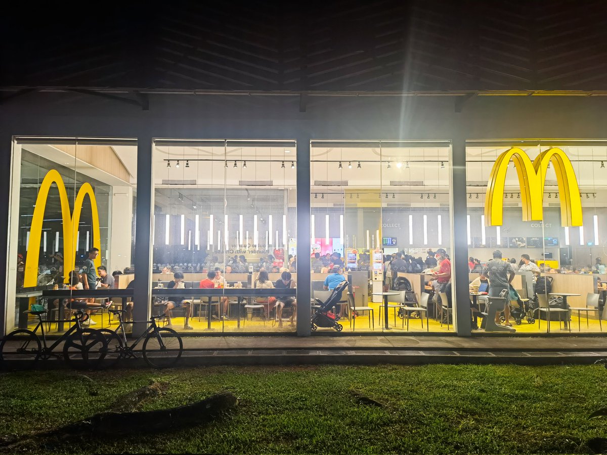 McDonald's in Singapore. Hate it or lovin' it? You decide it... 

Shot with #HuaweiP60Pro 

#Huawei 
#HuaweiXMage  
#ShotWithHuawei
#CapturedOnHuawei

#LowKayShen - East Coast Park

#Photography
#StreetPhotography