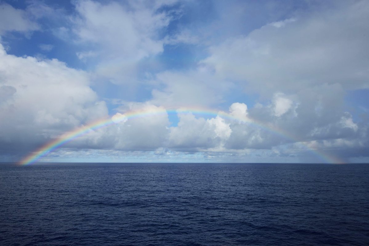 ２時の方向に虹を発見!! 土曜日の午後、すてきな昼下がりになりますように。 #虹🌈 #rainbow #虹のアーチ #海