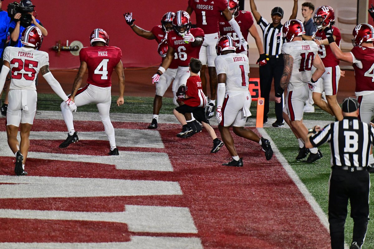 billgrossman's tweet photo. Hoosier Alums in the House and Shouse takes it to the house on the nights final play #iufb https://t.co/nzwvkvkTki