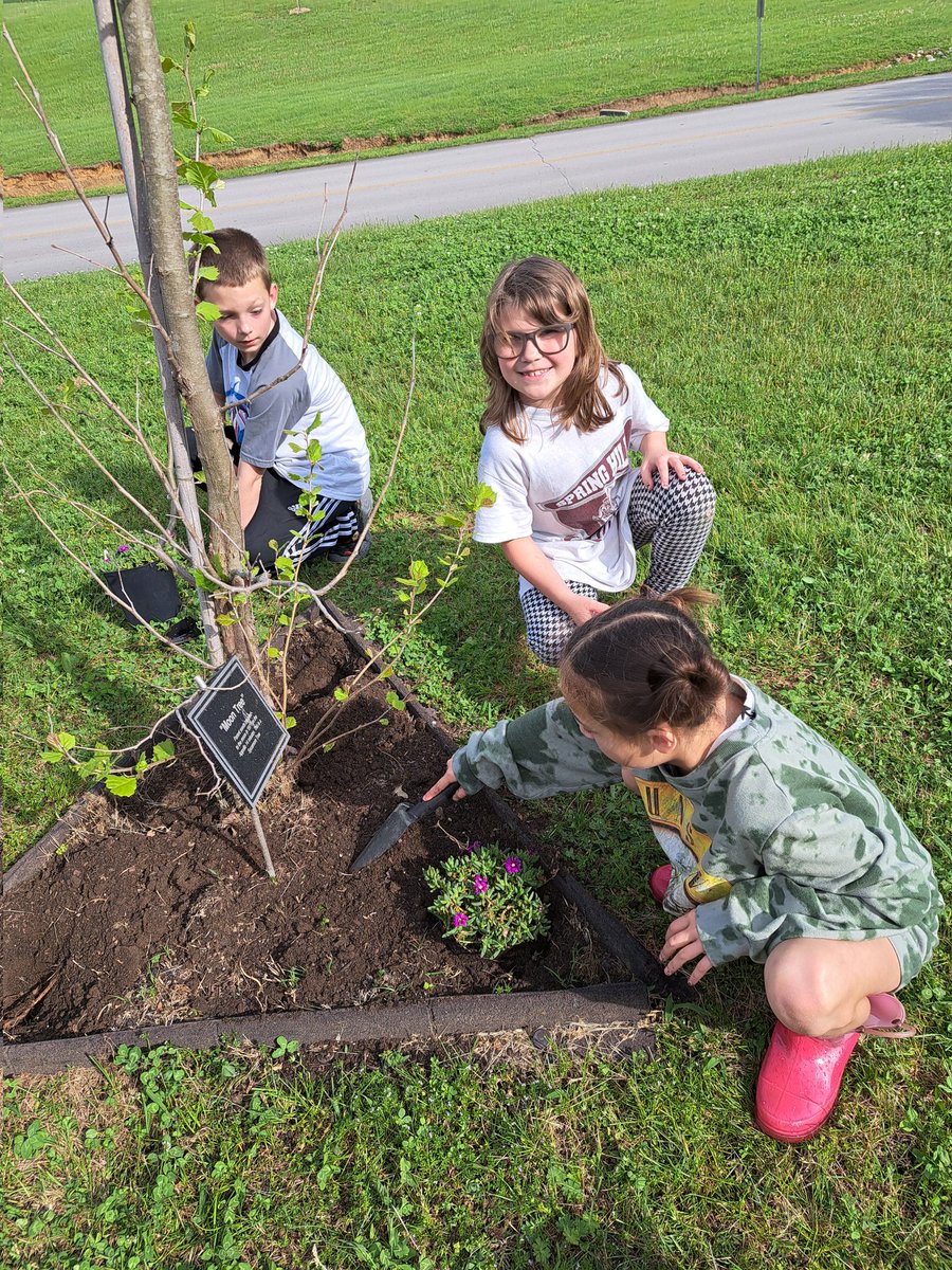 DegeorgeAnnette's tweet photo. The RHESS Garden  Club hard at work putting flowers around our Moon Trees. #howellprincipal #Buzzworthy #dramaact1 https://t.co/mLGCcneVXF