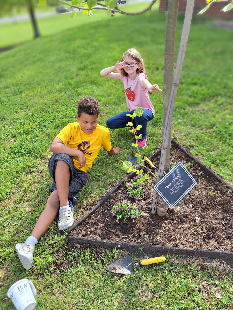 DegeorgeAnnette's tweet photo. The RHESS Garden  Club hard at work putting flowers around our Moon Trees. #howellprincipal #Buzzworthy #dramaact1 https://t.co/mLGCcneVXF