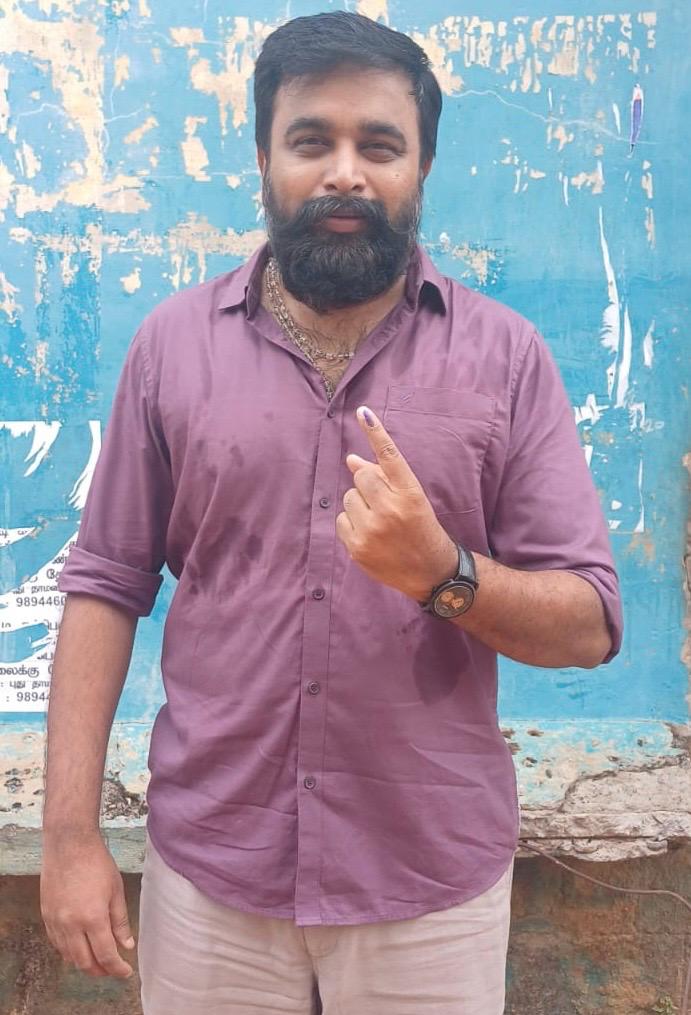Actor #Sasikumar after casting his vote in Madurai