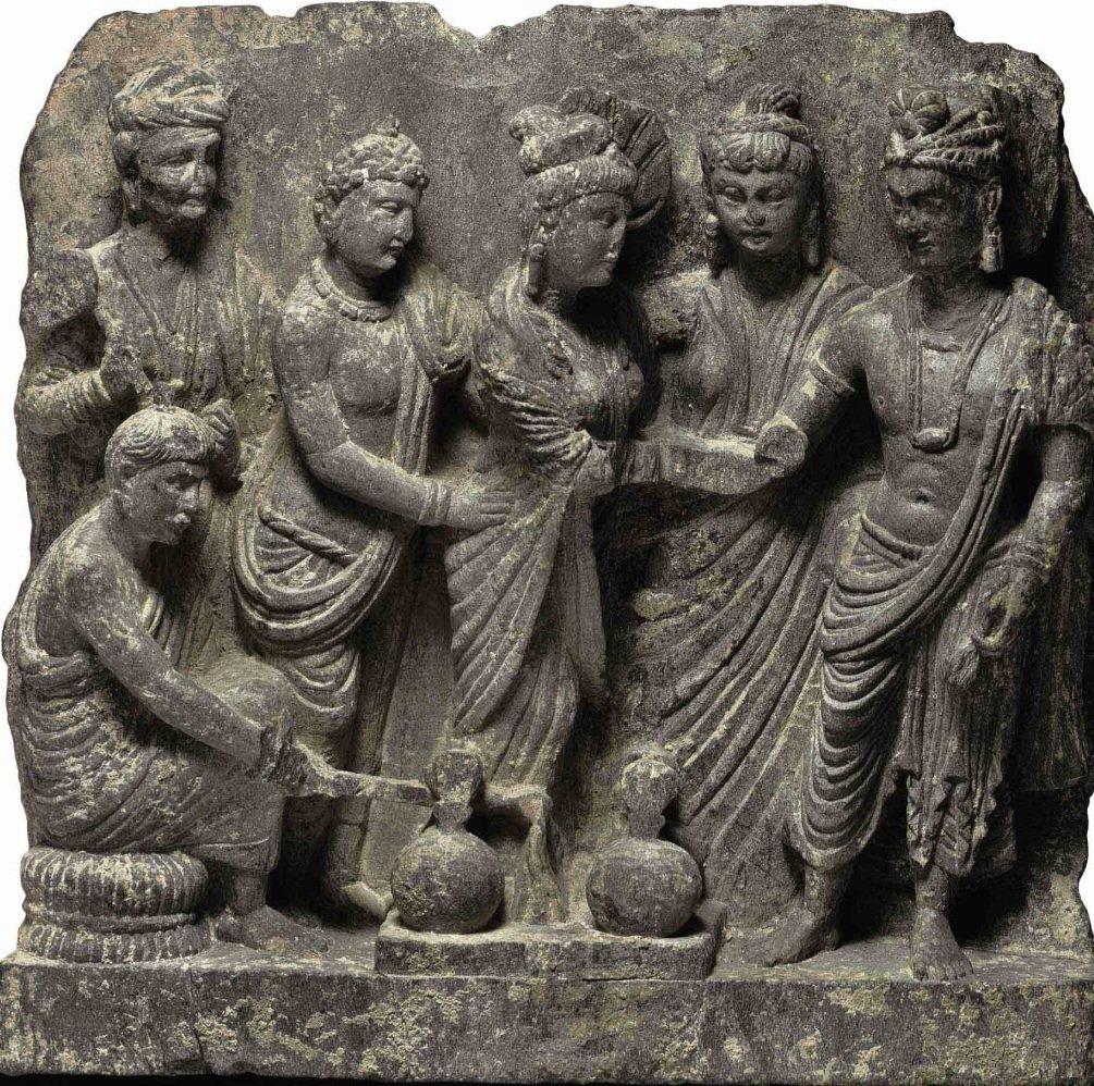 A very rare Gandharan image of the marriage of Siddhartha. There is so much that is fascinating in this image: The couple joining hands & taking steps round the 🔥; Siddartha & Yasodhara's classy dresses, especially his turban; the priest tending to Agni, the kalashas; 2nd Cent