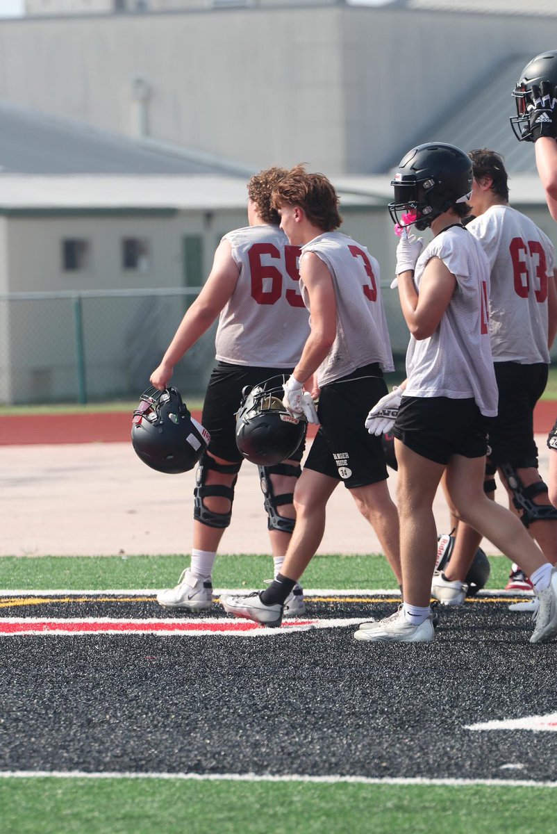 BenReed_5's tweet photo. Back at it. Ready to get to work. @vrhsfootball @CoachFambrough @MattGarver04 @CoachWilgoren #springbaall #standonbusiness #wearevr https://t.co/SuLOWcdLir