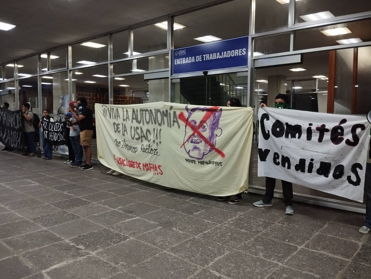 PrensaComunitar's tweet photo. #UsacResiste ✊🏽 Asociaciones estudiantiles condenaron la violencia en contra de estudiantes de Farmacia y Agronomía que, protestaron contra la llegada de Walter Mazariegos al Campus Central de la Usac el 17 de abril.📢
📷 Prensa Comunitaria https://t.co/qjeLYXgj7F