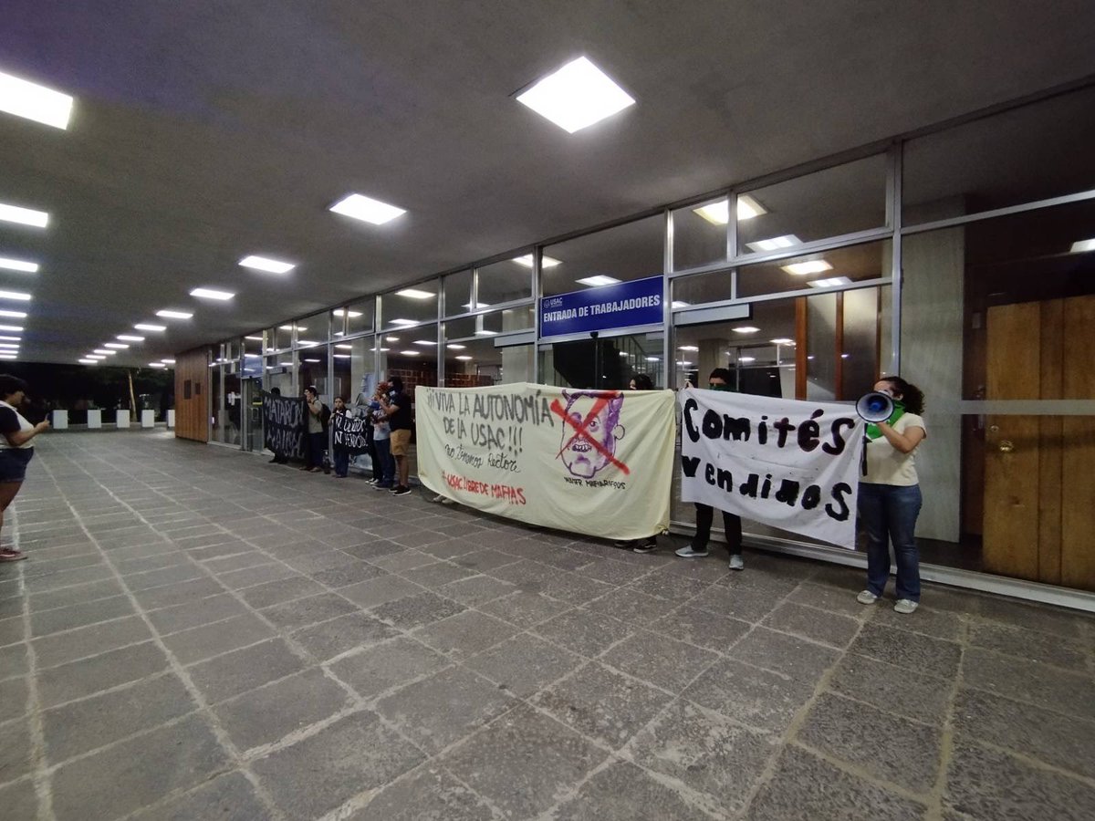 PrensaComunitar's tweet photo. #UsacResiste ✊🏽 Asociaciones estudiantiles condenaron la violencia en contra de estudiantes de Farmacia y Agronomía que, protestaron contra la llegada de Walter Mazariegos al Campus Central de la Usac el 17 de abril.📢
📷 Prensa Comunitaria https://t.co/qjeLYXgj7F