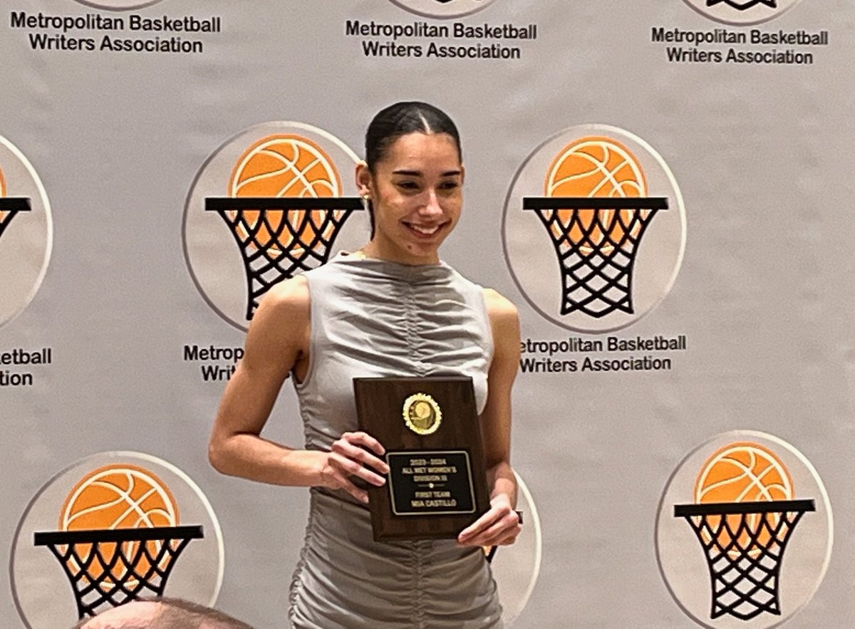 Congratulations to Mia Castillo on being named a Met Basketball Writers Association First Team Regional All-Star! Mia received her award tonight at the Met Basketball Writers Annual Dinner. <a href="/BaruchBearcatAD/">Heather MacCulloch</a> <a href="/CUNYAC/">CUNY Athletic Conference</a> #D3Hoops