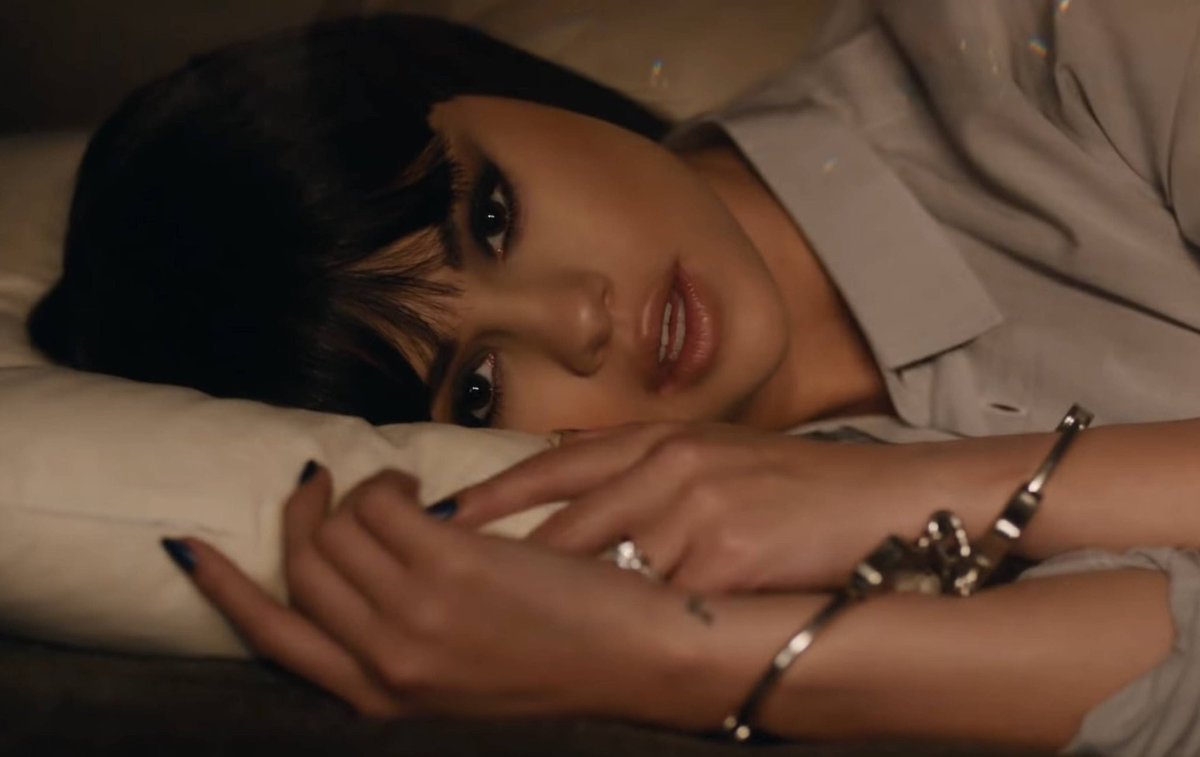 Há 8 anos, Selena Gomez atingia o TOPO das Rádios Pop dos Estados Unidos com o smash ‘Hands To Myself’. Foi o 3° #1 consecutivo do álbum ‘Revival’ no formato. 🔥