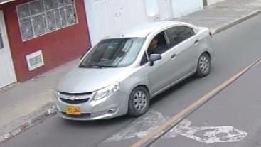 ColombiaOscura's tweet photo. #CORRECCIÓN. El caso se presentó en la bahía de la cl 64c con Av Boyacá loc/Engativá. Los delincuentes se movilizan en  vehículo Chevrolet Sail color gris de placas IXR-686. https://t.co/VD4tZd2Akg