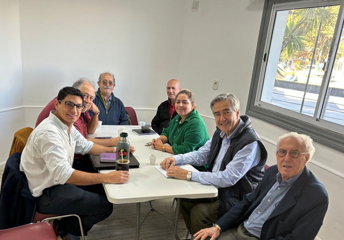 Tabareviera's tweet photo. En la Sede central de los  @Batllistas_uy Bv. Artigas 2024 empezaron las reuniones de trabajo interdisciplinarias, constituida por profesionales y técnicos : 

HOY 
1) Equipo de Salud
2) Equipo de Seguridad https://t.co/lFLLoE8zpo