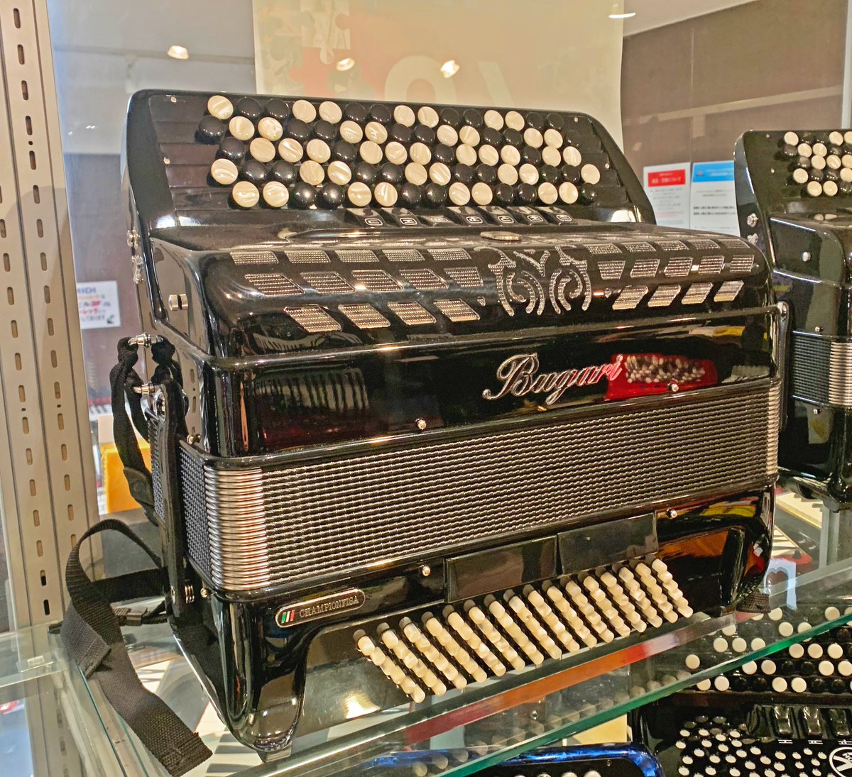 kenbando7's tweet photo. 【#アコーディオン🪗 展示品情報】
#BUGARI 320CH Black🖤
77ボタン(41音)/96ベースのサイズ感にMML3列のリードセットの定番サイズ。高品質なリードを搭載し、入門から上級者の皆様まで満足いただける万能モデルです！
もちろんご試奏歓迎⚡️スタッフまでお気軽にどうぞ！
https://t.co/SUhg3L5zUa https://t.co/owBKNmGqmN