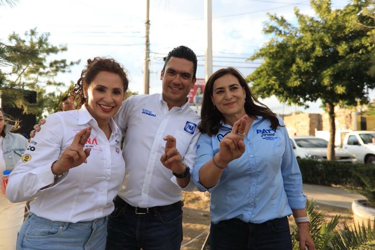 JorgeRoHe's tweet photo. ¡Los buenos gobiernos de @AccionNacional se ven y se sienten en Durango!
Estuvimos en las calles #DePuntaAPunta, recorriendo los distritos más azules del estado, junto a @gina_campuzano , @FerRochaDgo, @Gabyvazquezch , @AMojicaNarvaez y las y los candidatos del PAN.
Vamos más fuertes que nunca para ganar este 2 de junio.