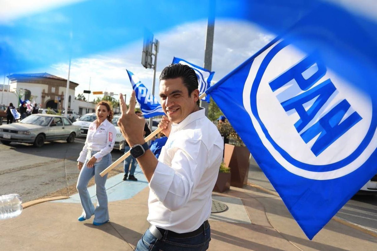 JorgeRoHe's tweet photo. ¡Los buenos gobiernos de @AccionNacional se ven y se sienten en Durango!
Estuvimos en las calles #DePuntaAPunta, recorriendo los distritos más azules del estado, junto a @gina_campuzano , @FerRochaDgo, @Gabyvazquezch , @AMojicaNarvaez y las y los candidatos del PAN.
Vamos más fuertes que nunca para ganar este 2 de junio.