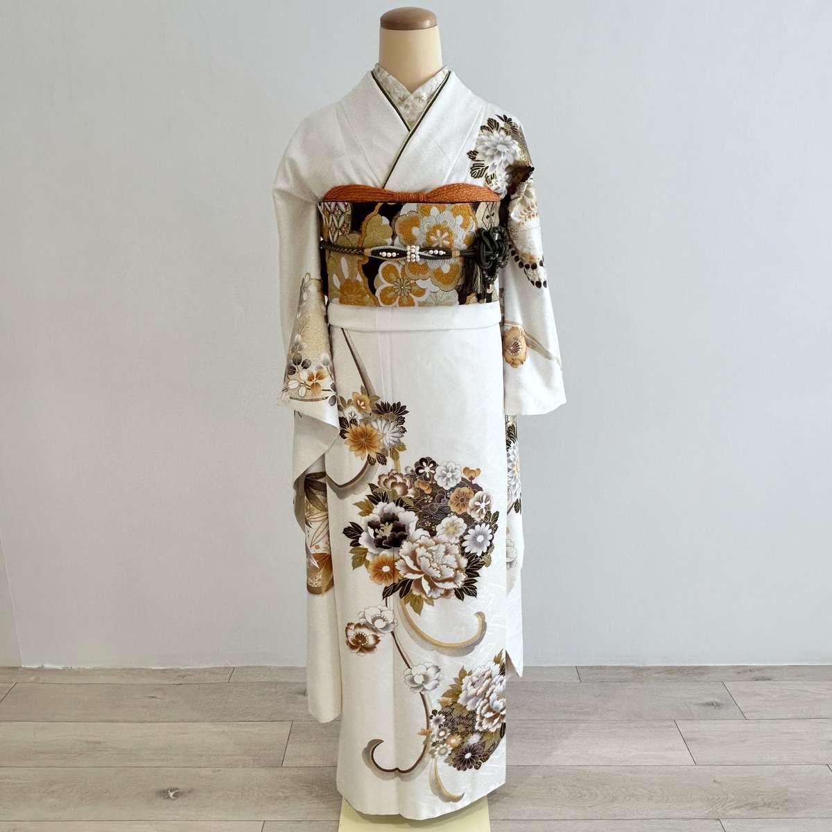 20lab_sendai's tweet photo. ----𝙁𝙪𝙧𝙞𝙨𝙤𝙙𝙚 𝘾𝙤𝙡𝙡𝙚𝙘𝙩𝙞𝙤𝙣----

上品なブラウンカ���ーの花柄のお振袖に
お振袖の柄に合わせてブラウンの帯で豪華に𓂃𓈒𓏸
オレンジの帯揚げが映えます🍊

#20lab #ハタチラボ #成人式 #前撮り #振袖 https://t.co/xA4eaHsYhi